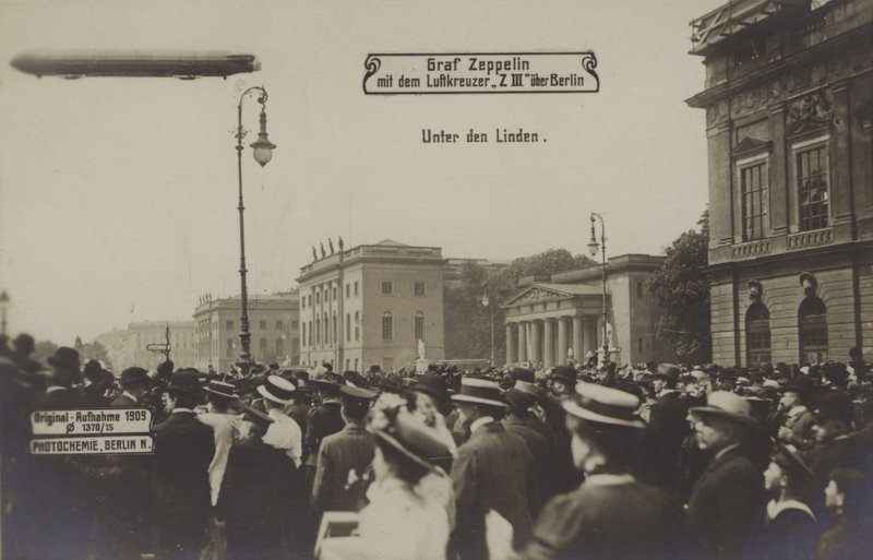 Zeppelin LZ III flyger över Unter den Linden, Berlin av Photographer German