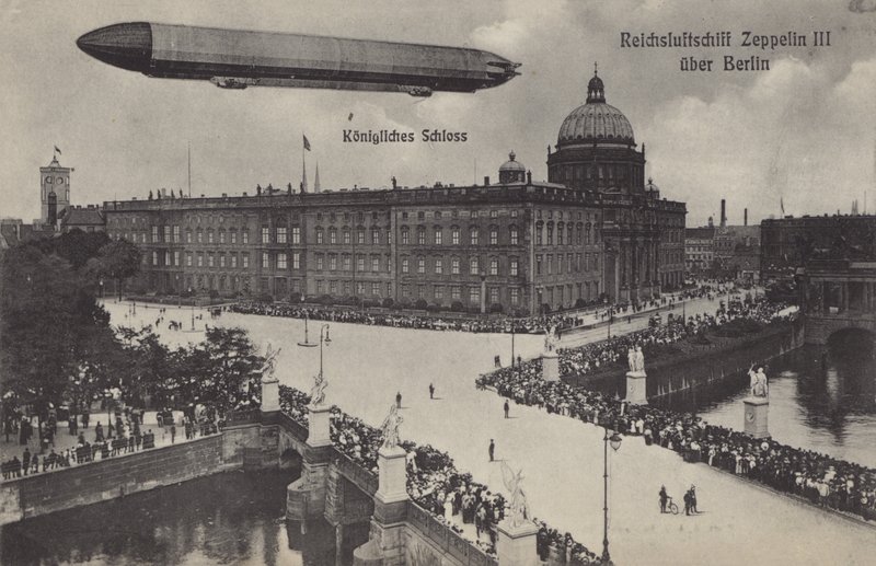 Zeppelin LZ III flyger över City Palace, Berlin (s/v foto) av Photographer German