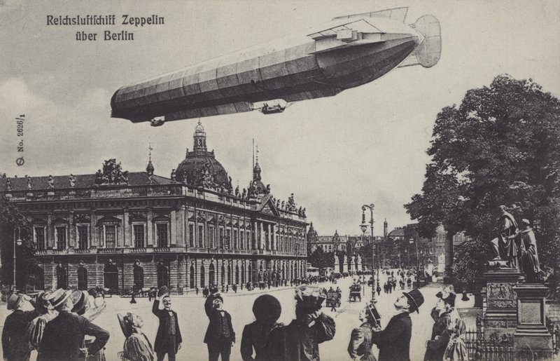Zeppelin-luftskepp som flyger över Berlin (s/v-bild) av Photographer German