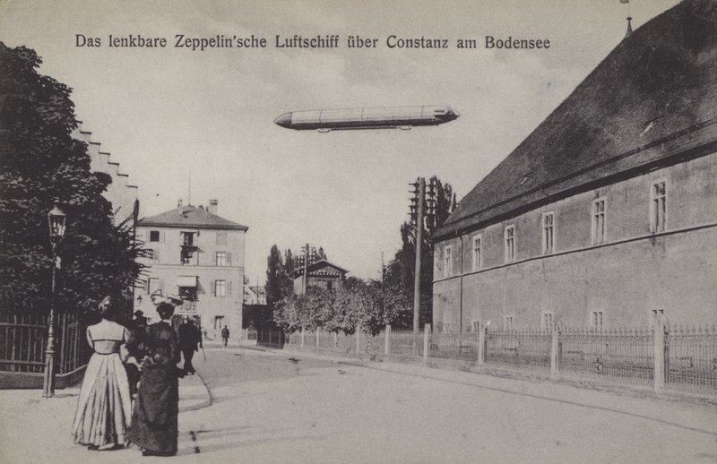 Zeppelin som flyger över Konstanz, Tyskland (s/v foto) av Photographer German