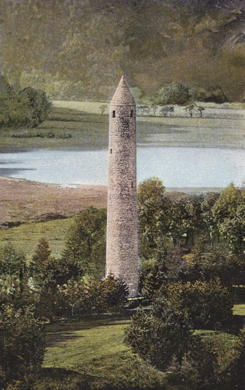 Irland: Ancient Round Tower, Glendalough, County Wicklow (färgat foto) av Photographer Irish