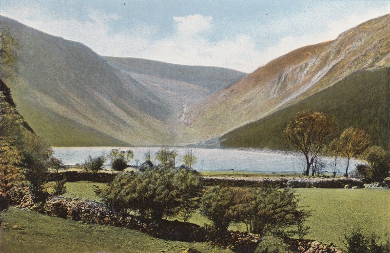 Irland: Upper Lake, Glendalough, County Wicklow (färgat foto) av Photographer Irish