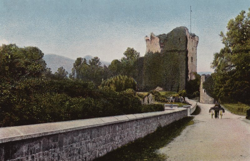 Sydirland: Ross Castle, Killarney (färgat foto) av Photographer Irish