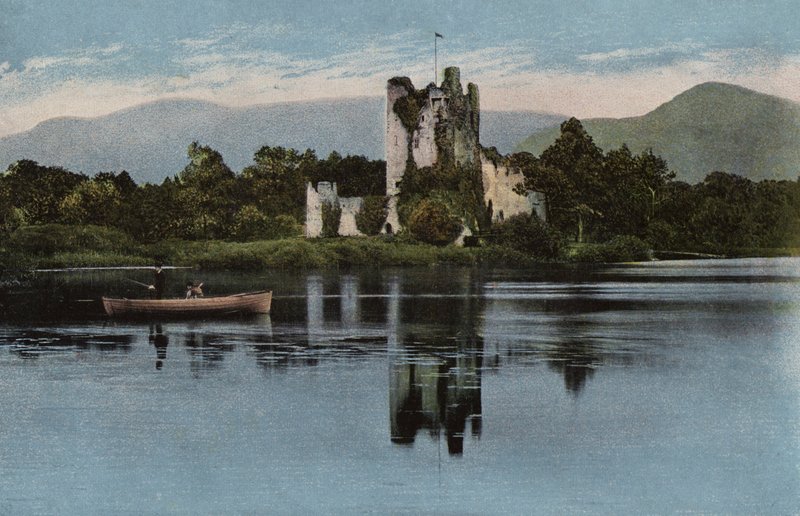 Sydirland: Ross Castle, Killarney (färgat foto) av Photographer Irish