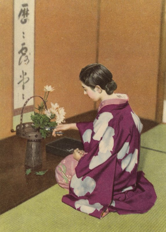 Flicka skapar ett blomsterarrangemang (färgat foto) av Photographer Japanese