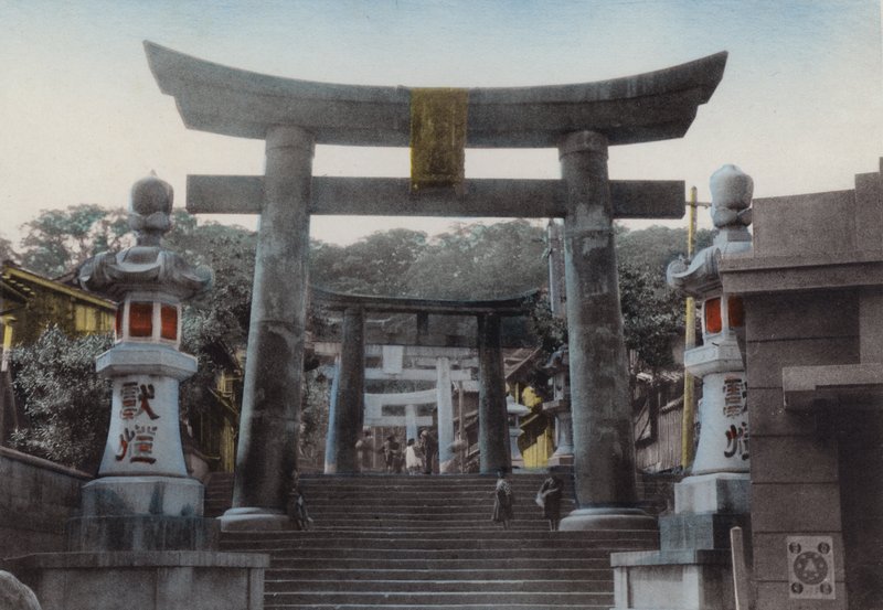 Japan, ca 1912: Big Torii vid Suwa Shrine, Nagasaki (foto) av Photographer Japanese