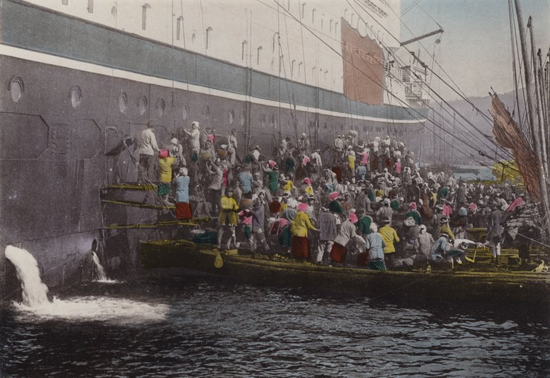 Japan, ca 1912: Kolning på fartyget vid Nagasakis hamn (foto) av Photographer Japanese