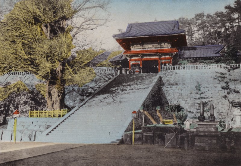 Japan, ca 1912: Hachiman-templet, tillägnat krigsguden som grundades i slutet av 1100-talet, Kamakura (foto) av Photographer Japanese
