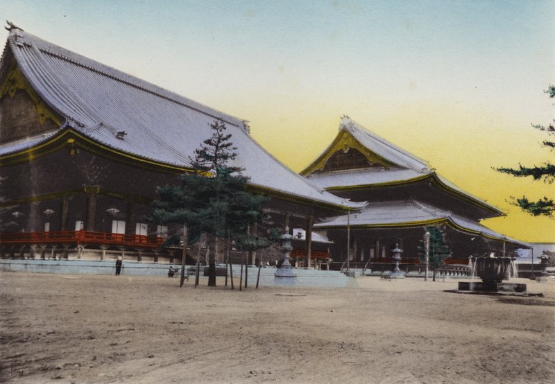 Japan, ca 1912: Higashi Honganji-templet, Kyoto; Det är det största och dyraste templet i Japan (foto) av Photographer Japanese