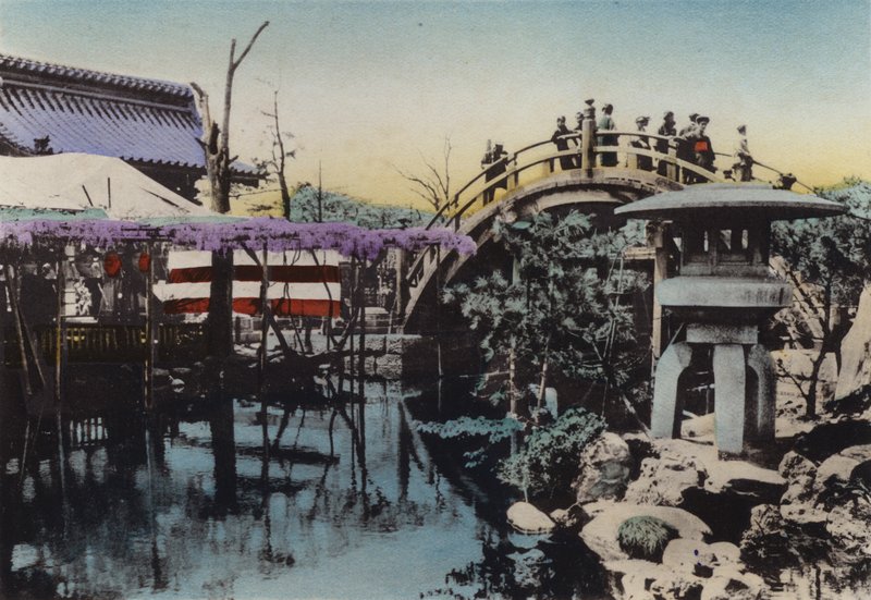 Japan, ca 1912: Kameido-templets mark känd för Wisteria-blomning i maj och Drum Bridge i groung (foto) av Photographer Japanese