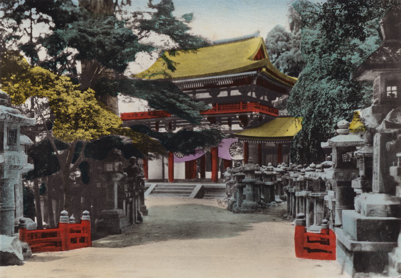 Japan, ca 1912: Kasuga Shinto-templet grundades vid 767, i Nara, nära Kyoto (foto) av Photographer Japanese