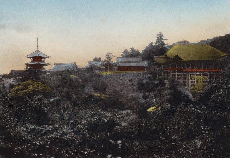 Japan, ca 1912: Kiyomizu-templet är känt för sin hängande scen på kanten av stup och en femma utsikt över staden Kyoto (foto) av Photographer Japanese