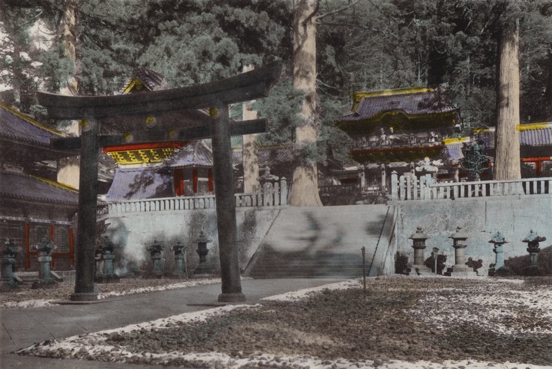 Japan, ca 1912: Mausoleet och det är marken för den första Shogunen, Iyeyasu från Tokugawa-dynastin, nästan 300 år gamla Nikko (foto) av Photographer Japanese
