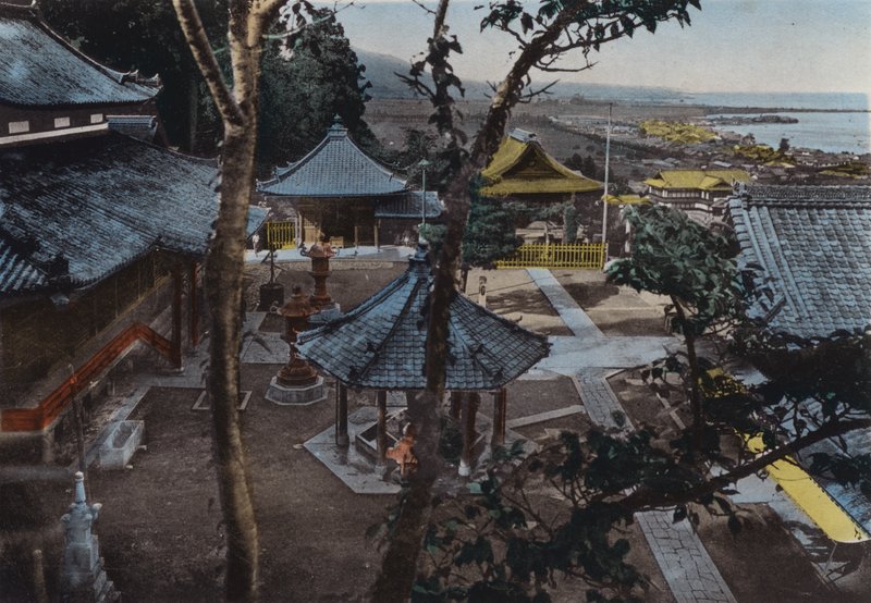 Japan, ca 1912: Miidera, en av de 8 utsikterna över Ohmi, nära Kyoto (foto) av Photographer Japanese