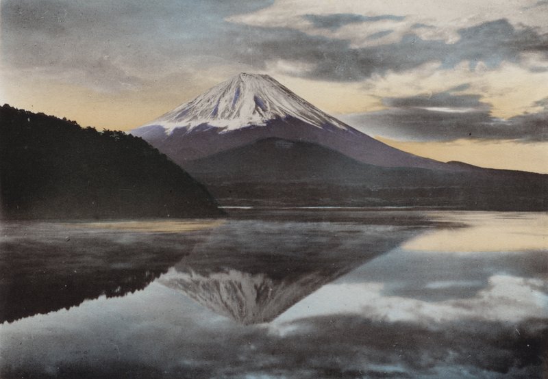 Japan, ca 1912: Mount Fuji från sjön Shoji (foto) av Photographer Japanese