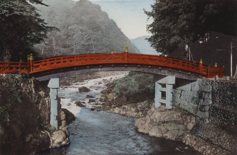 Japan, ca 1912: Heliga bron vid Nikko, 90 miles norr om Tokyo (foto) av Photographer Japanese