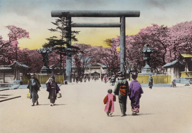 Japan, ca 1912: The Enormous Bronze Torii för Shokonsha eller ande som åberopar helgedom för döda soldater i nationella problem, Tokyo (foto) av Photographer Japanese