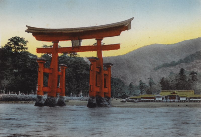 Japan, ca 1912: Den heliga ön, Miyajima, i innanhavet, en av tre mest uppmärksammade scener i Japan; Templet uppfördes här av Kiyomori på 1100-talet (foto) av Photographer Japanese