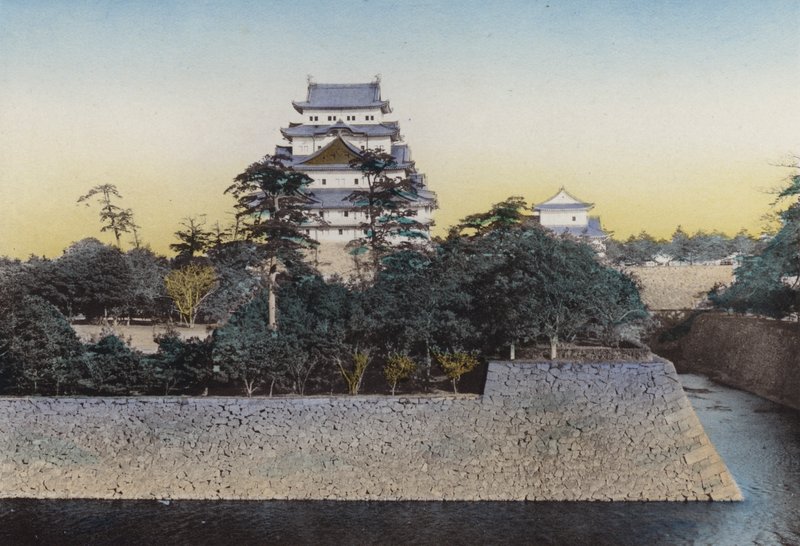 Japan, ca 1912: Det berömda Nagoya-slottet är från 1610; Mycket känd för gulddelfiner på toppen av Keep, höjden på delfiner är 8 ft 7 in och värderas cirka 360 000 yen, Nagoya (foto) av Photographer Japanese