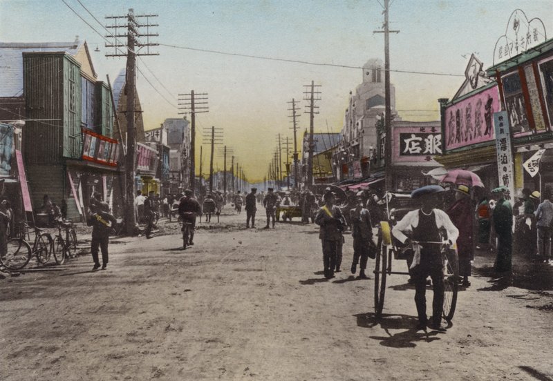 Japan, ca 1912: Theatre Street, Yokohama (foto) av Photographer Japanese