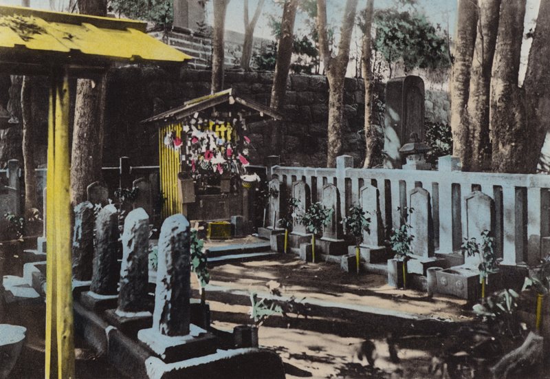Japan, ca 1912: 47 Rohnins grav i Sangakuji, Tokyo (foto) av Photographer Japanese