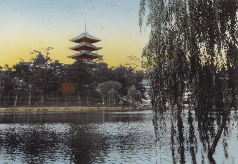 Japan, ca 1912: Utsikt över Pagoden vid Nara från Sarusawa Pond (foto) av Photographer Japanese