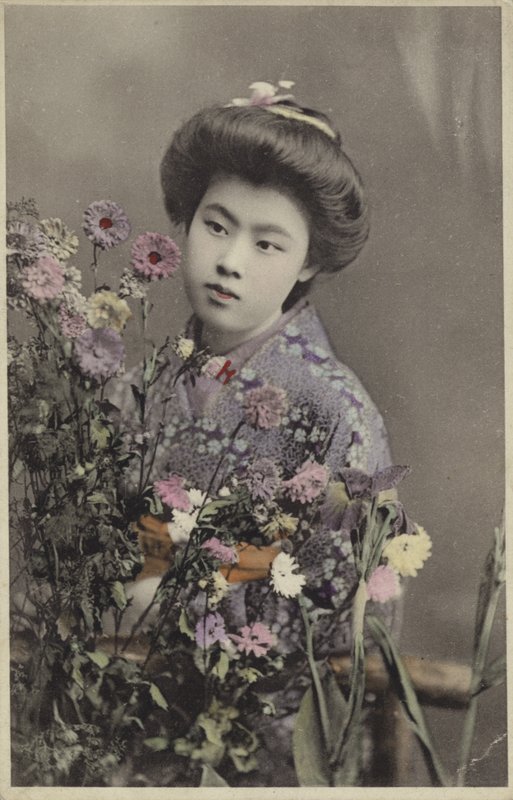 Japansk flicka med blommor (färgat foto) av Photographer Japanese