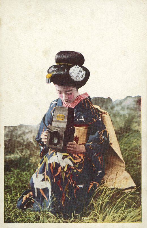 Japansk kvinna som bär traditionell dräkt (färgfoto) av Photographer Japanese