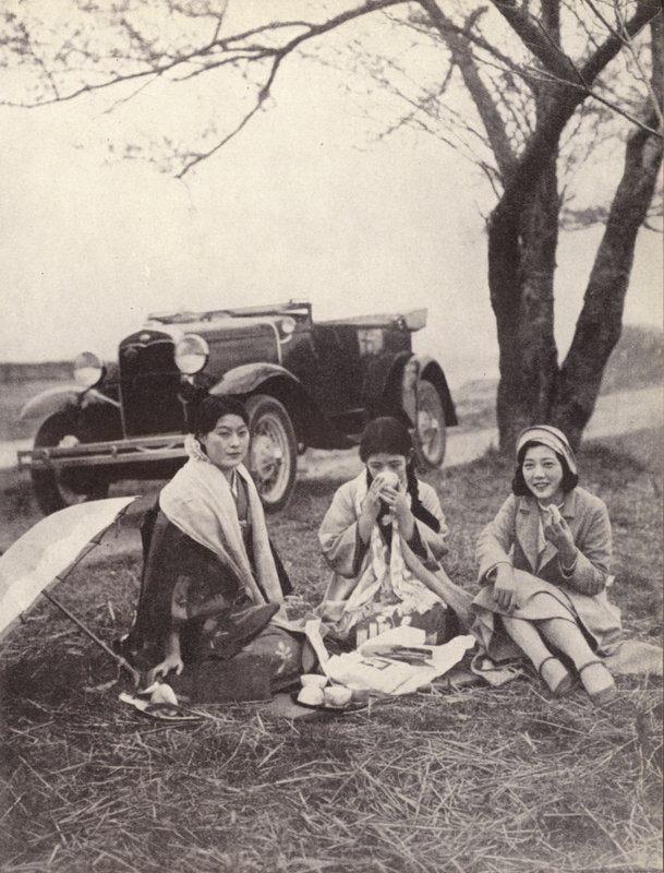 Japanska kvinnor på picknick i västerländska kläder (s/v-foto) av Photographer Japanese