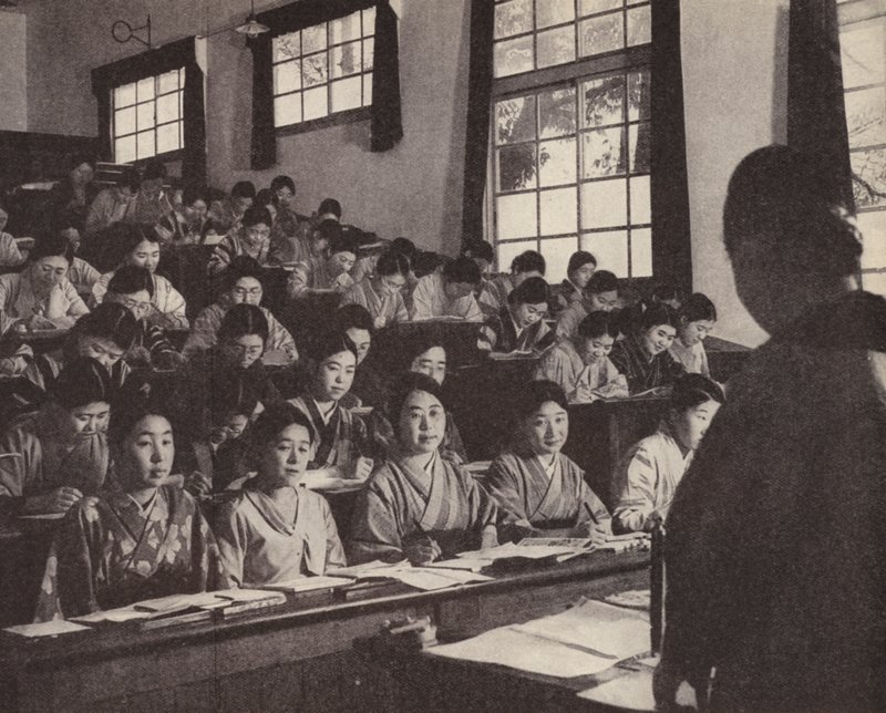 Unga japanska kvinnor under sitt sista år vid Women