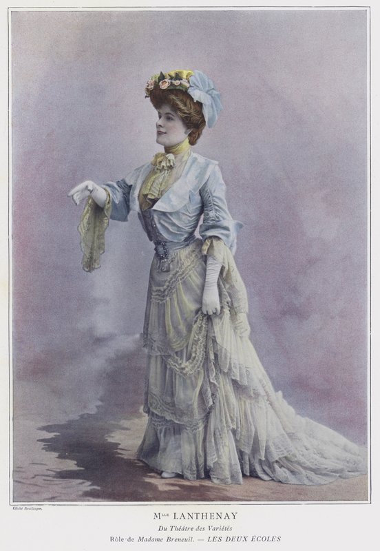 Adeline Lanthenay som Madame Breneuil i Les Deux Ecoles (färgad bild) av Reutlinger Studio