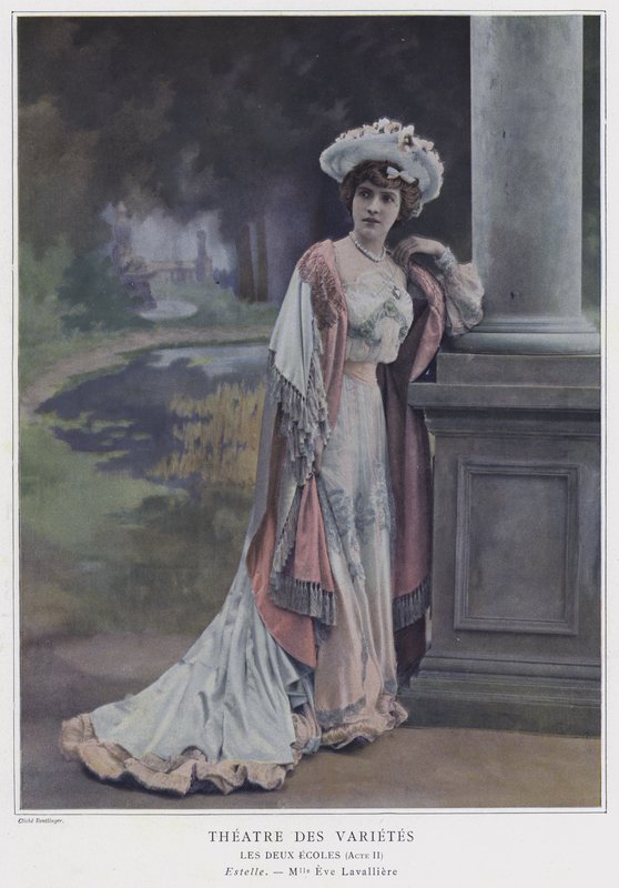 Eve Lavalliere som Estelle i Les Deux Ecoles (färgad bild) av Reutlinger Studio
