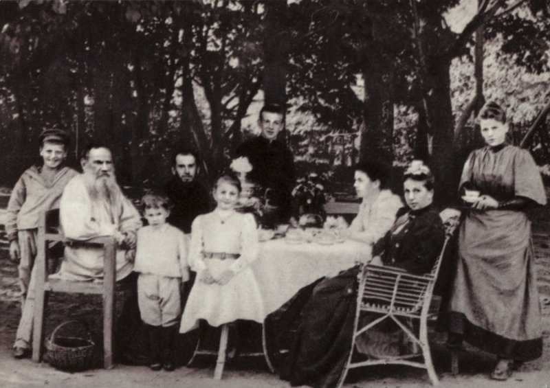 L N Tolstoi med sin familj vid tebordet i parken, Yasnaya Poliana, 1892 av Russian Photographer