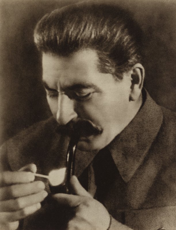 Sovjetledaren Joseph Stalin tänder sin pipa, 1936 av Russian Photographer