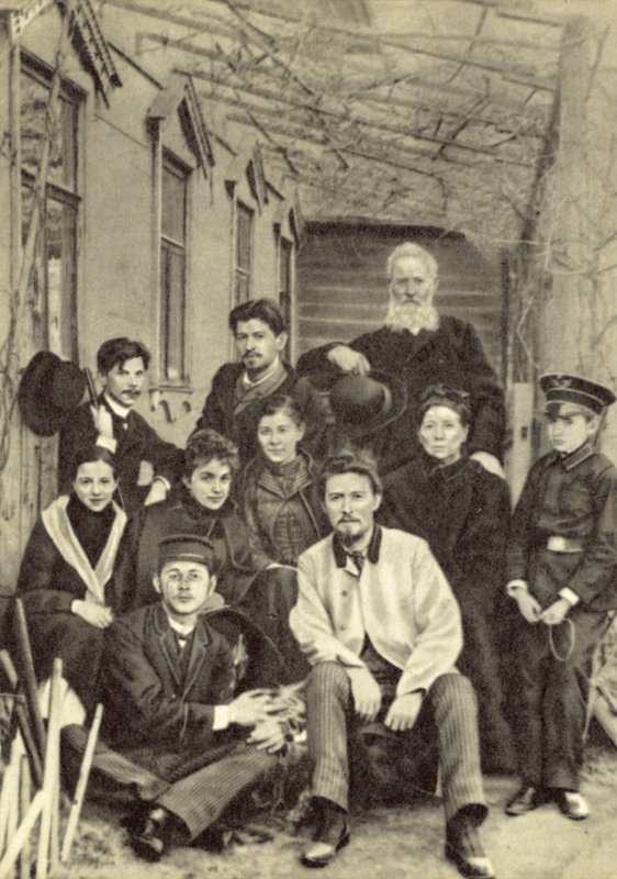 Anton Tjechov med släktingar och vänner på gården till hans hus på Sadovaya-Kudrinskaya Street, Moskva, våren 1890 (s/v foto) av Russian Photographer