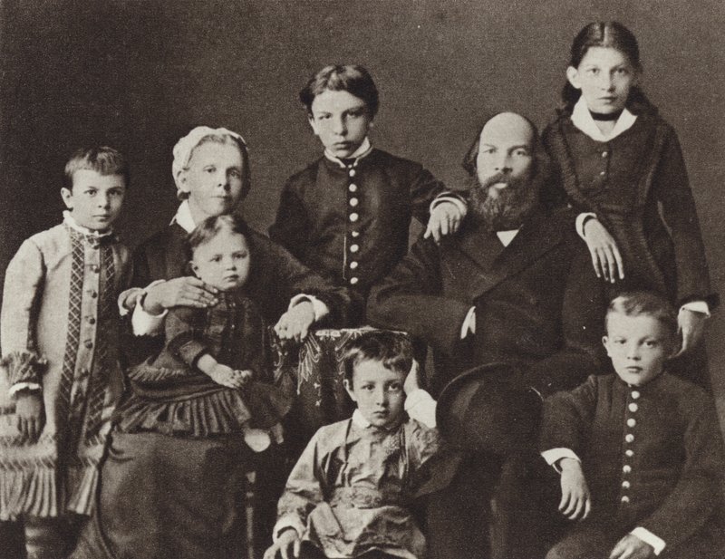 Lenin bland sin familj, Simbirsk, 1879 av Russian Photographer