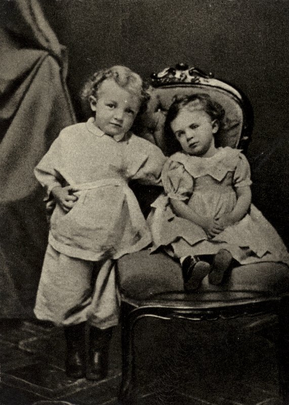 Lenin vid fyra års ålder och hans syster Olga, Simbirsk av Russian Photographer