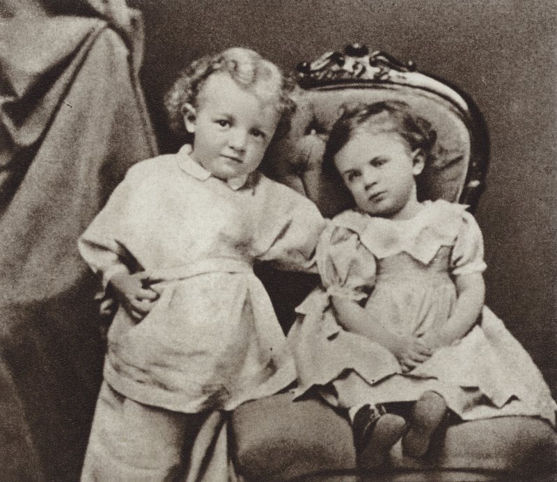 Lenin vid fyra års ålder och hans syster Olga, Simbirsk, 1874 av Russian Photographer