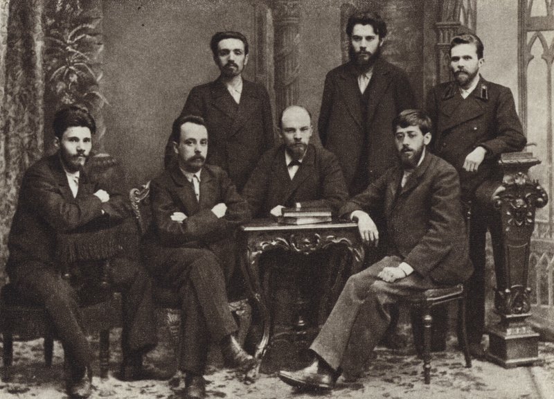 Lenin med en grupp medlemmar av St Petersburg League of Struggle for the Emancipation of the Working Class, St Petersburg, februari 1897 av Russian Photographer
