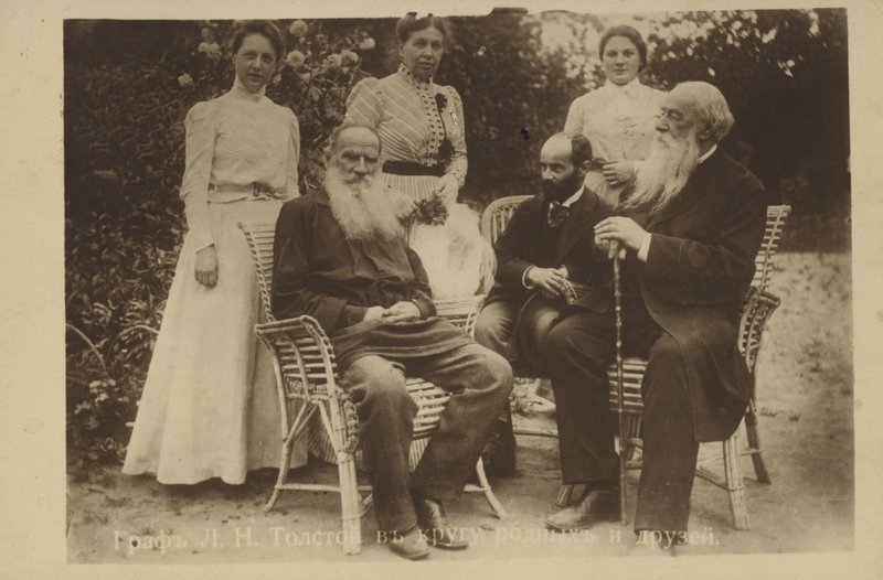Leo Tolstoy med familj och vänner av Russian Photographer