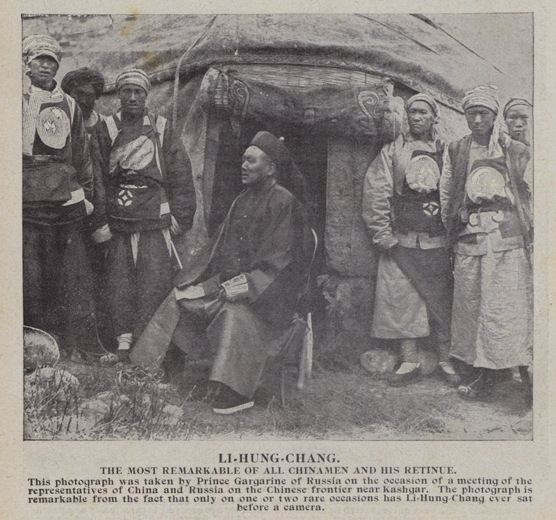 Li-Hung-Chang, den mest anmärkningsvärda av alla kineser och hans följe (s/v foto) av Russian Photographer