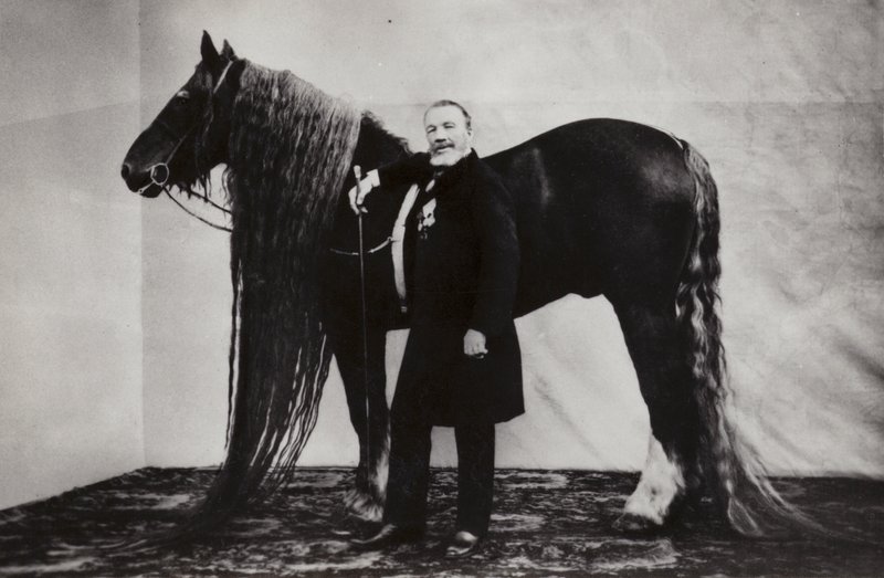 Den ryske cirkusartist Akim Nikitin med en häst av Russian Photographer