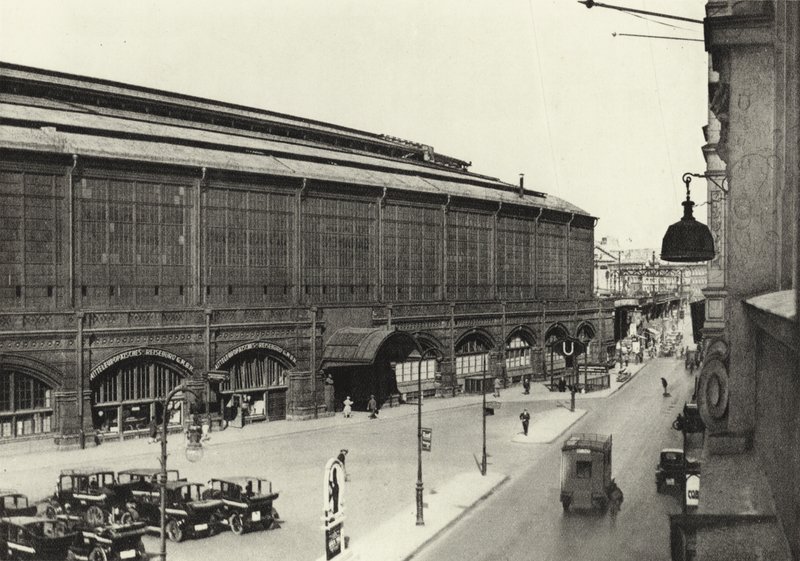 Berlin: Bahnhof Friedrichstrasse; Station Friedrichstrasse (s/v foto) av Sasha Stone