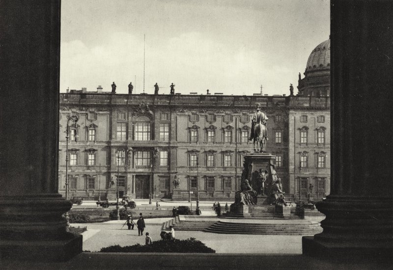 Berlin: Utsikt över slottet och Lustgarten; Utsikt över det kungliga palatset och Lustgarten (s/v foto) av Sasha Stone
