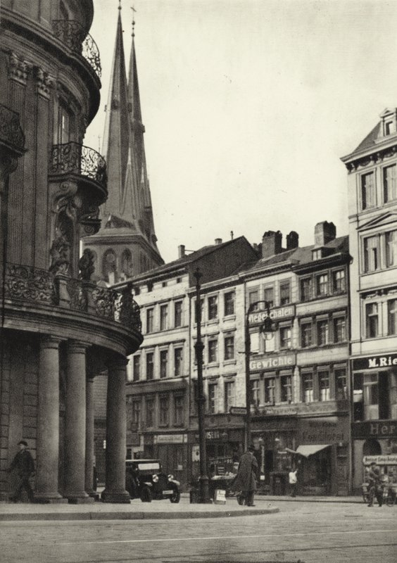 Berlin: utsikt över Poststrasse; The Poststrasse (s/v foto) av Sasha Stone
