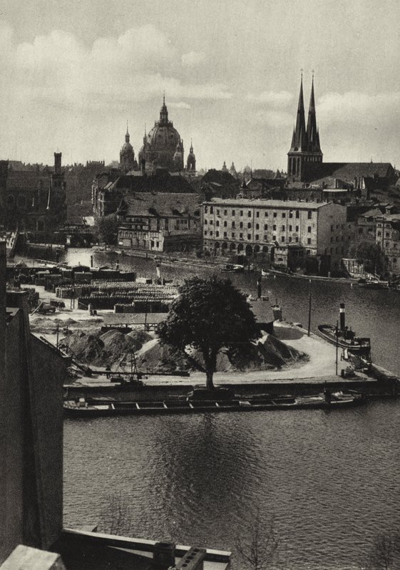 Berlin: Blick über die Spree zum Mühlendamm; Utsikt över Spree och Muhlendamm (s/v foto) av Sasha Stone
