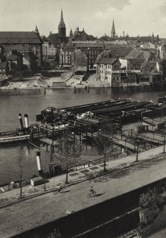 Berlin: Blick uber die Spree zur Klosterstrasse; Utsikt över Spree och Klosterstrasse (s/v foto) av Sasha Stone