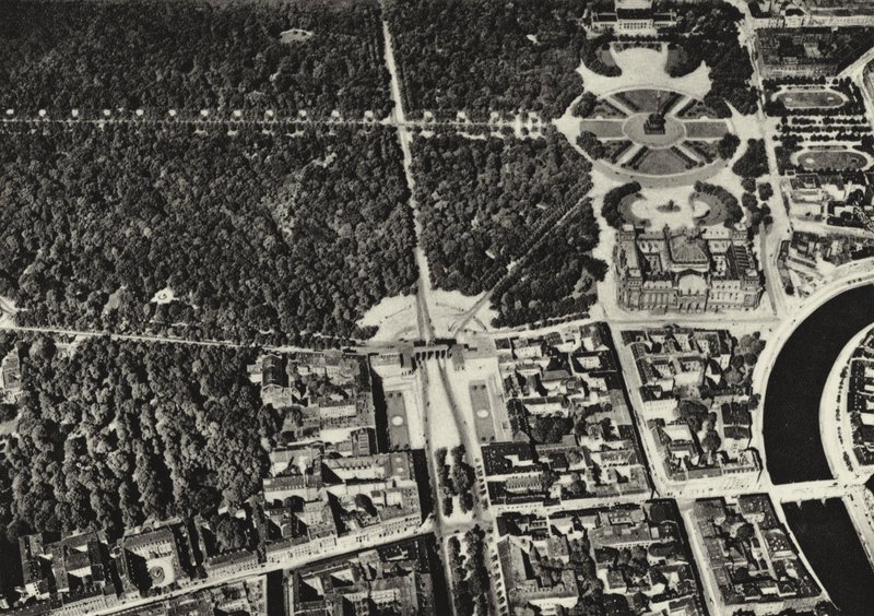 Berlin: Brandenburger Tor, flygfoto; Brandenburger Tor sett från ett flygplan (s/v foto) av Sasha Stone