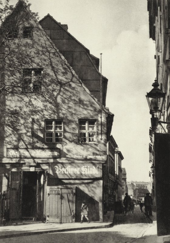 Berlin: "Nötträdet" (s/v foto) av Sasha Stone