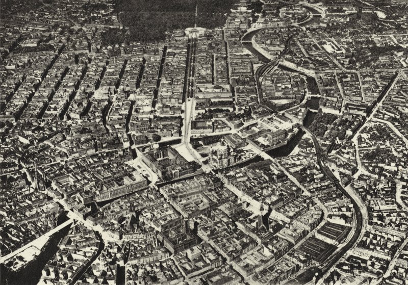 Berlin: Flygfoto av den gamla kärnan; The City sett från ett flygplan (s/v foto) av Sasha Stone